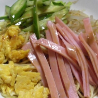 薄焼き卵が面倒だったので炒り卵で…。麺のみの商品だったので美味しい酢醤油ダレを教えて頂き感謝です(*'▽')ご馳走様でした♪